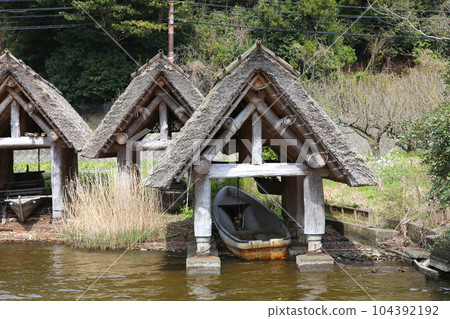 茅草船小屋 三方湖湖畔 三方五湖 船名屋茅草屋頂 若狹町 福井三方上區 櫻花 春天的風景 茅草船小屋 三方湖湖畔 三方五湖 船名屋茅草屋頂 若狹町 福井三方上區 櫻花 春天的風景 104392192