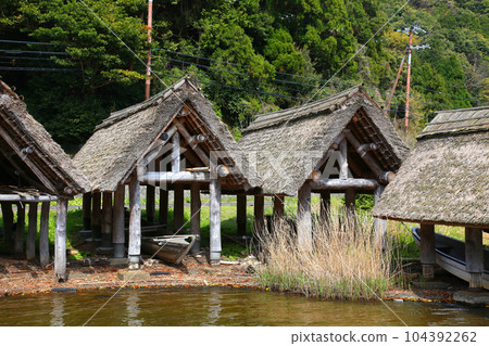 茅草船小屋 三方湖湖畔 三方五湖 船名屋茅草屋頂 若狹町 福井三方上區 櫻花 春天的風景 104392262