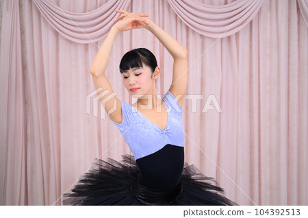 芭蕾舞女演員擺姿勢 104392513