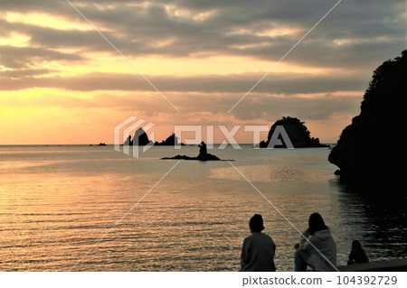 Beautiful sunset on the Otago coast Beautiful sunset on the Otago coast 104392729