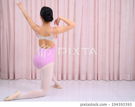 站在膝蓋上擺姿勢的芭蕾舞女演員的背影 站在膝蓋上擺姿勢的芭蕾舞女演員的背影 104393393