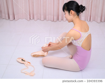 芭蕾舞演員坐著，穿著足尖鞋 104393396