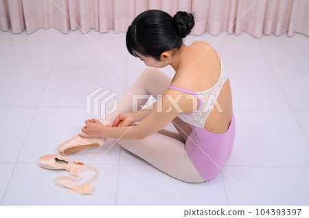 芭蕾舞演員坐著，穿著足尖鞋 104393397