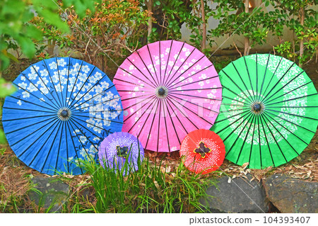 彩色雨傘 104393407