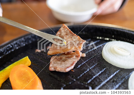 享受燒烤 享受燒烤 104393563