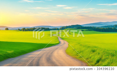 鄉村日落時的一條小路 104396110