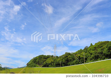 藍天，雲林，斜坡，護欄，電線桿，鋼塔 104396710