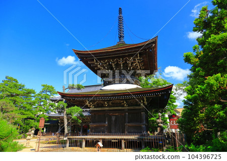 【京都府】新綠的知恩寺多寶塔和三門 104396725