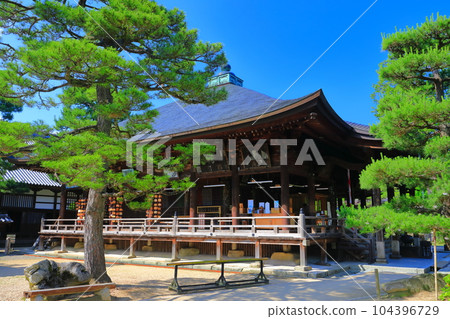 [Kyoto Prefecture] Monjudo of Chionji Temple in the fresh greenery 104396729