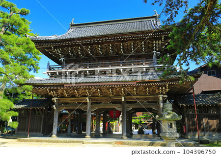 [Kyoto Prefecture] Sanmon Gate (Golden Pavilion) of Chionji Temple in Fresh Green 104396750