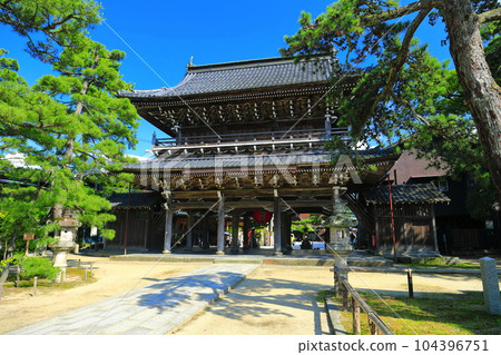 [京都府] 知恩寺三門（金閣）新綠 104396751