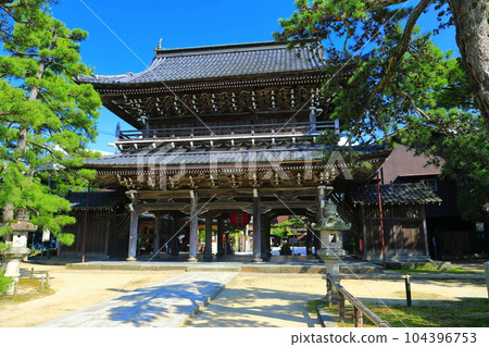 [京都府] 知恩寺三門（金閣）新綠 104396753