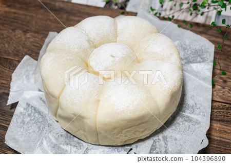 Chigiri bread baked at a low temperature 104396890