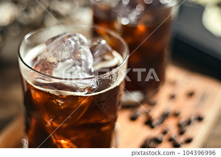 Iced americano coffee with coffee beans 104396996
