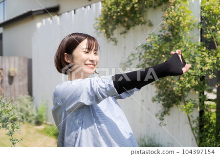 婦女戴著手臂套 婦女戴著手臂套 104397154