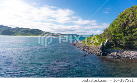從角島大橋看到的大海和絕美景色 從角島大橋看到的大海和絕美景色 104397551
