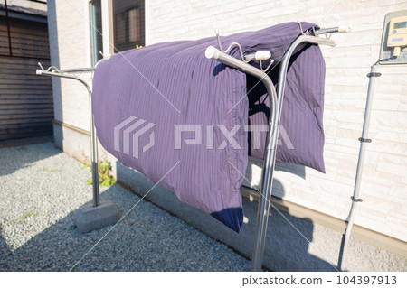 在晴天曬被褥 104397913