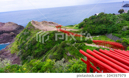 紅色鳥居林立的元乃隅神社 紅色鳥居林立的元乃隅神社 104397979