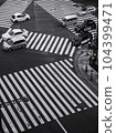 在十字路口等待的汽車和人 104399471