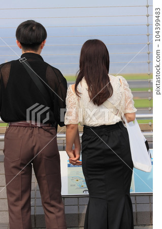 手牽手、戀人、領帶、約會、情侶、夫妻、男人和女人、家庭 104399483