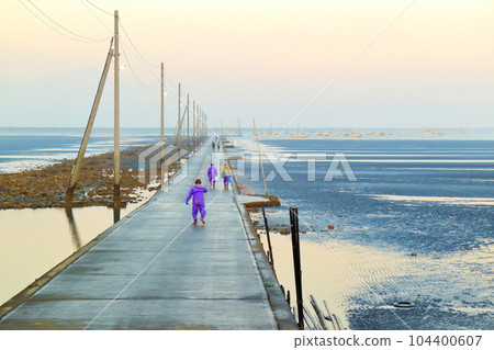 清晨的長邊街道，漁民們出海捕魚 104400607