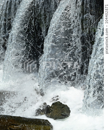 洪水破壞圖像(河水上漲) 洪水破壞圖像(河水上漲) 104402871