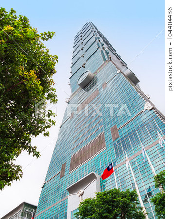 台灣台北 101 和國旗 104404436