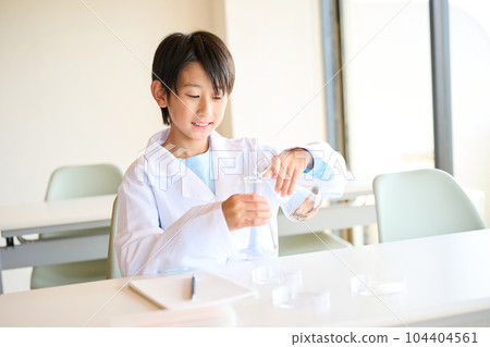 做科學實驗的小學生 104404561