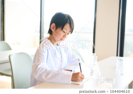 Elementary school boy doing science experiments 104404610