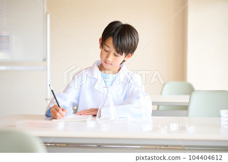 Elementary school boy doing science experiments 104404612