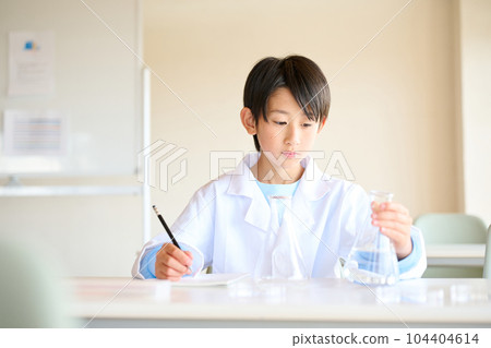 Elementary school boy doing science experiments 104404614