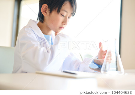 Elementary school boy doing science experiments 104404628