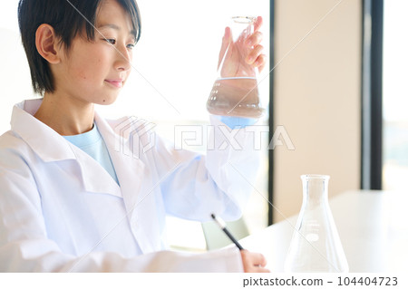 Elementary school boy doing science experiments 104404723
