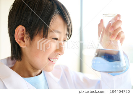 做科學實驗的小學生 104404730