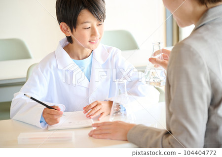 Elementary school boy doing science experiments 104404772