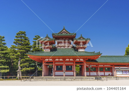 Kyoto Heian Jingu Shrine Byakkoro/Nishihoro Season of fresh greenery 104405164