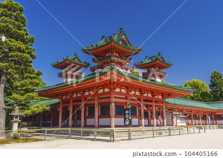 Kyoto Heian Jingu Shrine Byakkoro/Nishihoro Season of fresh greenery 104405166