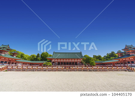 京都平安神宮境內(左起:白虎樓、大極殿、蒼龍路) 京都平安神宮境內(左起:白虎樓、大極殿、蒼龍路) 104405170