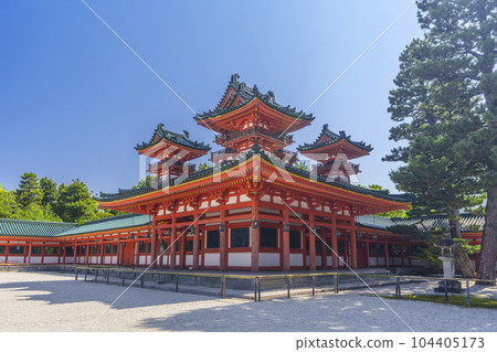 Kyoto Heian Jingu Shrine Soryuro/East corridor Season of fresh greenery Kyoto Heian Jingu Shrine Soryuro/East corridor Season of fresh greenery 104405173