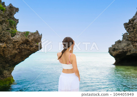 一個女人前往一個秘密海灘 104405949