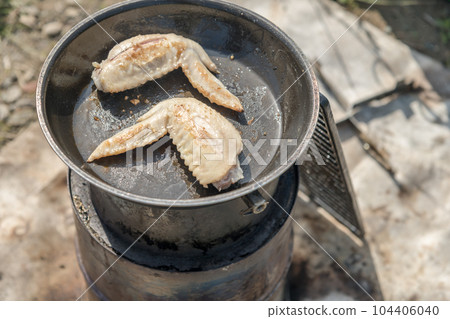 [Burning chicken wings with open fire on the Nakatsugawa riverbed] 104406040