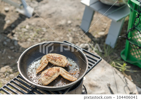 [Burning chicken wings with open fire on the Nakatsugawa riverbed] 104406041