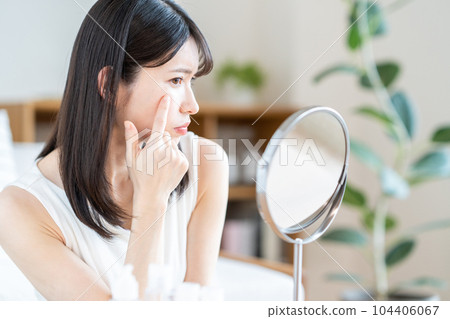 A woman who suffers from problem skin. 104406067