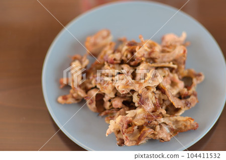 A scene where the meat grilled on the barbecue is served on a plate A scene where the meat grilled on the barbecue is served on a plate 104411532