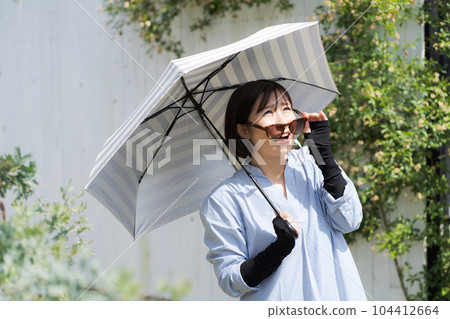 Photo of a woman taking measures against UV rays 104412664