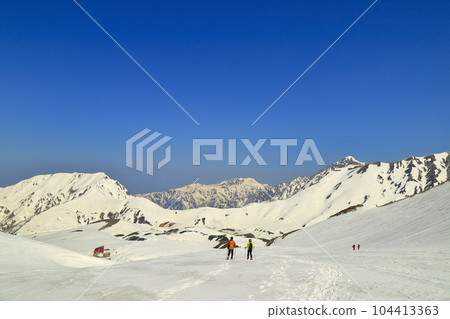 余雪期從立山室堂室堂山眺望的景色（立山室堂方向） 104413363