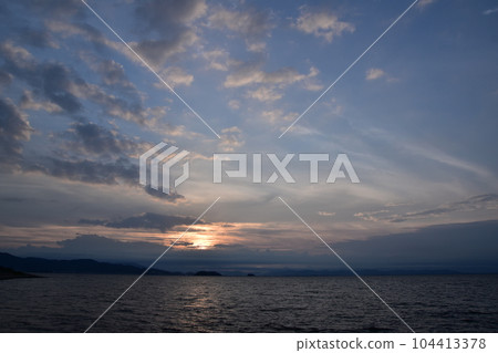 朝日和雲 104413378