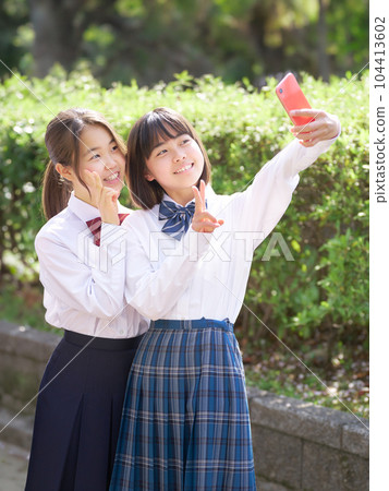 女初中生與朋友用智能手機自拍 104413602