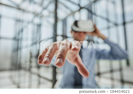 businessman in virtual reality headset in the office 104414021