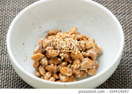 納豆配烤芝麻。 104414097